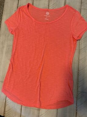 Women’s SO Brand Soft Scoop Neck Tee - Coral Pinkish Orange  Size M